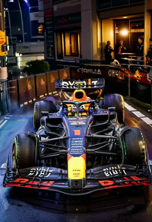 Der RB19 Formel-1-Rennwagen fuhr die Stadtstraße hinunter, sein schlankes Design und leistungsstarke Motor schaffen eine atemberaubende Anzeige von Geschwindigkeit und Präzision. Die Kamera erfasste jedes Detail der komplizierten Details an den Gebäudewänden, von den komplizierten Mustern bis zu den reflektierenden Fenstern