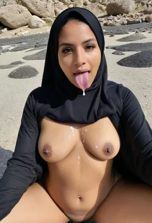 Una mujer musulmana árabe sultry y desnuda con una cálida, adornada con un vientre y pezones, sentada al aire libre frente a la Kaaba, complaciente con su lengua pegando fuera
