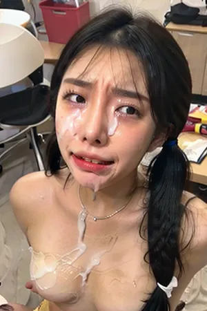 一个20多岁的女子被迫与一个她不认识的男子发生性关系,当他拍下她裸体的照片并在网上张贴时,她感到羞愧和遗憾