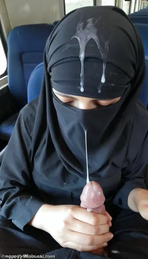 Afganistan'daki genç kız aniden kucağında sıcak bir his hissettiğinde otobüste uyuyordu. Gözlerini açtı ve koltuğun önünde bir horoz gördü. Düşünmeden, dışarı çıktı ve aldı, his