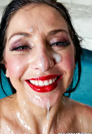 Grazia inaspettata: il sorriso sborrata di una vera nonna impilata di 60 anni