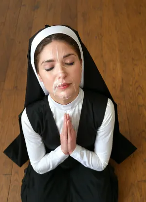 若い尼は彼女の膝の上に座って、彼女の顔は、祈りに追いつく。 彼女の完璧なボディはシンプルなnun's服で覆われていましたが、生地の高品質と彼女のスリムな図のトップダウンビューは、彼女がいたことをクリアした
