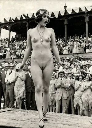 In den frühen 1920er Jahren stand Lily auf einem Laufsteg in einem Bikini und Ohrringe, posiert für die Kamera. Sie war Teil einer unterirdischen Pornoindustrie, die seit Jahren in der Stadt gedeiht hatte