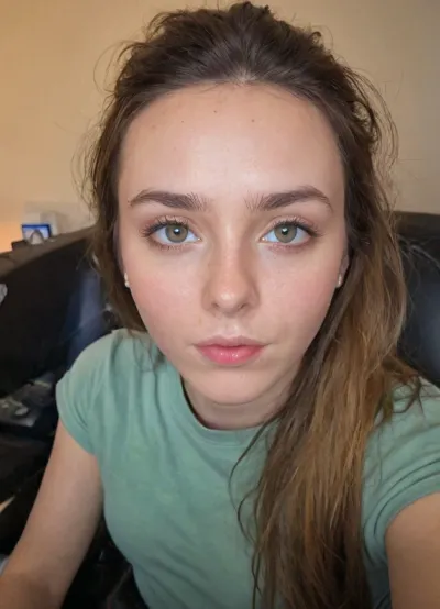 Une femme avec des caractéristiques italiennes et irlandaises est présentée sur une photo de haute qualité, avec des caractéristiques de pixie, nez boutonné, lèvres retournées, yeux inclinés, fossettes sur ses joues, corps sportif avec larges épaules et muscles toniques