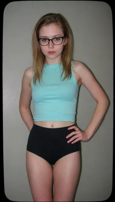 아마추어 파티 순간: off-guard polaroid 사진 - 원 90s emo 소녀의 unedited, 예술적으로 flawed beauty