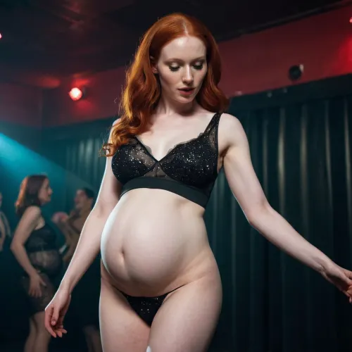 Ein schöner Rotkopf mit einem großen schwarzen Penis war 9 Monate schwanger in einem Tanzclub, neckt das Publikum mit ihren sinnlichen Bewegungen. Sie konnte der Versuchung nicht widerstehen und verführerisch tanzte, mesmerisierte das Publikum mit ihrer Schönheit und Lust